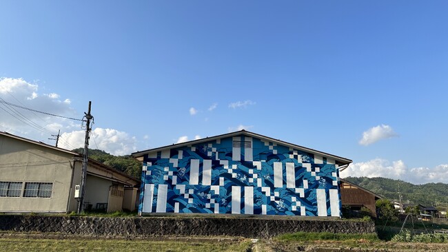 京都・丹後の田舎の風景に突如現れる巨大壁画アートが「ついに完成」