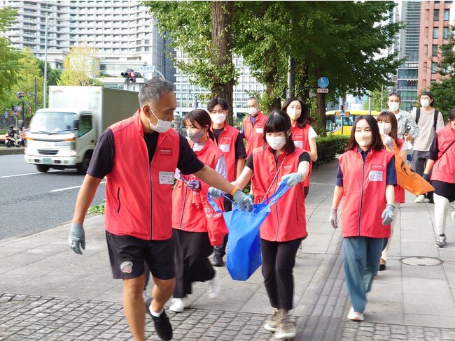 6月5日は「世界環境デー」。東京・丸の内のオフィスワーカーがジョギングをしながらゴミ拾い。「ひとまちプロギング」