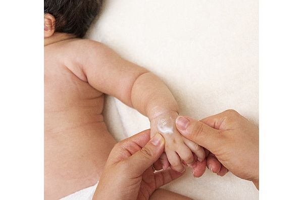 小児アレルギー専門医療チームとの連携で 新生児でも安全に使えるスキンケア製剤を確認