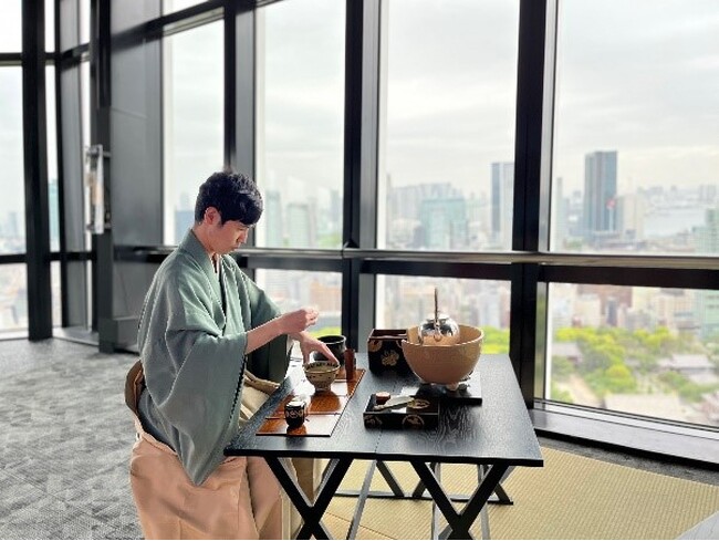 「墨絵師 井上慶美×東京タワー 朝茶の湯」　展望台からの景色を眺めながらお茶を味わう