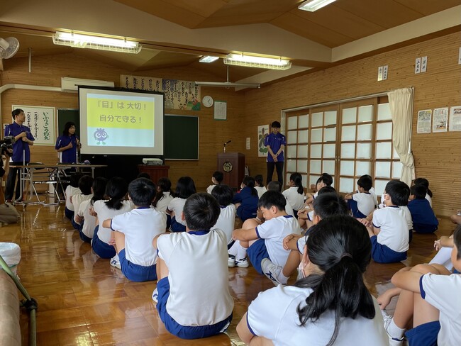 わかさ生活が福井県小山小学校の全校生徒に向けて、夏休み前に知ってほしい目の健康についての視育（しいく）授業「メノコト元気教室」を7月14日に実施しました。