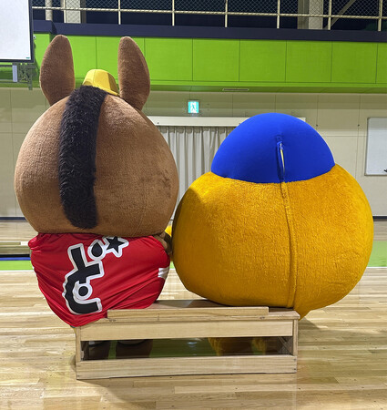 えっ、、、、いいの…!?onちゃんとどさんこくんがバスケW杯PRで夢のコラボ!!