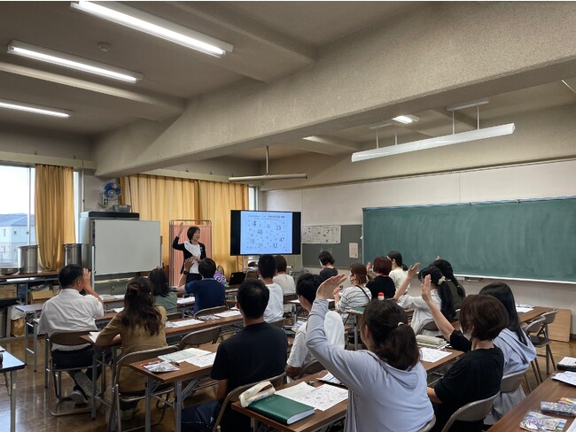 【夏休み最終日に大人達が学んだ特別授業】目の健康について第一に考えるわかさ生活が奈良県の小学校にて、教員・保護者に対し、目の健康について学ぶ視育（しいく）授業「メノコト元気教室」を実施いたしました。