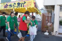 【産業能率大学】昨年約21万人が来場した、伊勢原市内最大のイベントで学生たちが地域貢献! 第56回「伊勢原観光道灌まつり」クリーンキャンペーン実施 ~コロナ禍以後、初の通常開催となる「伊勢原道灌まつり」の歩行者天国内で清掃活動~