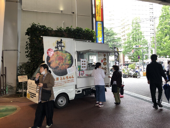 ハウス食品グループ本社のキッチンカープラットフォーム事業「街角ステージweldi」とジェイアール東日本都市開発のマッチングプラットフォーム事業「TOMARUCA」が連携開始
