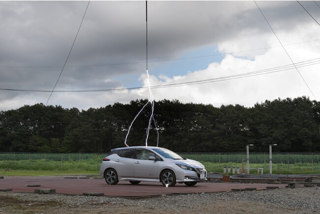 落雷の際は車内にいれば安全?雷が落ちた際の影響について実験しました
