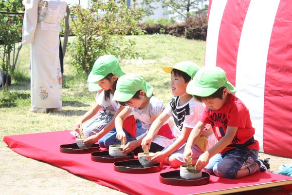 茶道と保育がコラボ。子ども主体の「幼児の茶道 ガイドライン」が完成