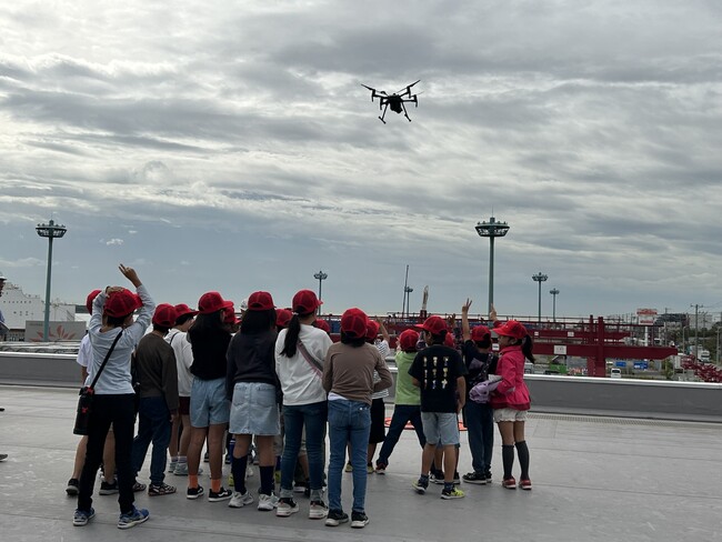 小学生が建設機械の魅力を体感 「アクティオ大阪DLセンター見学会」を開催