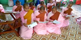 手紙を読むミャンマー尼僧院の子どもたち(1)