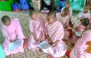 手紙を読むミャンマー尼僧院の子どもたち(2)