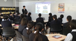 静岡雙葉高校にて「モックトレーダー」を実施　～10年分の長期投資を約1時間で体験～