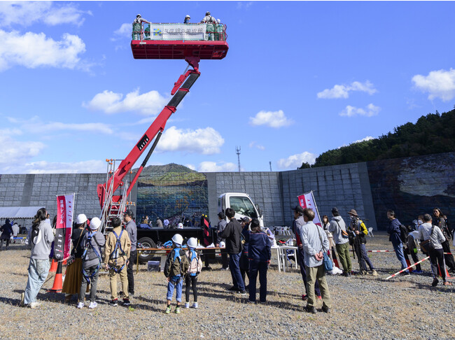 防潮堤に壁画を描くプロジェクト「海岸線の美術館」壁画完成披露会「雄勝壁画まつり」に出展