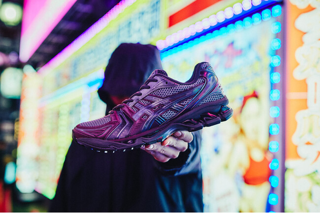 「asics」のGEL-KAYANO 14を”東京の夜遊び”のイメージで刷新した「atmos」別注モデルが登場