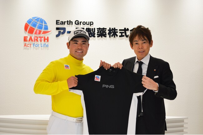 アース製薬と日本男子プロゴルファーの蟬川泰果選手が2024年１月より所属契約を締結