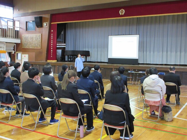 メガネのZoff「目の健康」を啓発する出張授業、埼玉県戸田市立新曽小学校で保護者と教員を対象に実施
