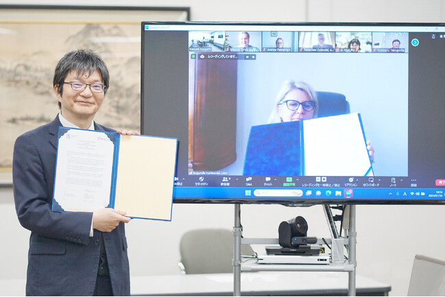 ポーランド アダム・ミツキェヴィチ大学と学生の交流など協定締結