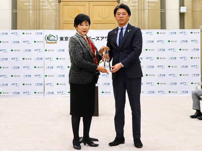 省エネ注文住宅のヤマト住建 東京エコビルダーズアワード表彰式にて表彰状とトロフィーが授与されました