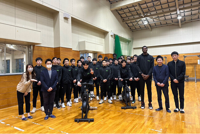 (株)ブレイズは、後援する岐阜県富田高校男子バスケットボール部強化の一助としてフィットネスバイク「MTG製 SIXPAD The Bike」を寄贈しました。