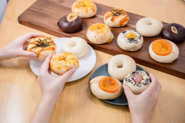 ★大阪初出店!40分で400個完売した、行列ができるベーグル専門店<Bagles!>が3月1日(金)大丸梅田店地1階 惣菜売場にオープン!