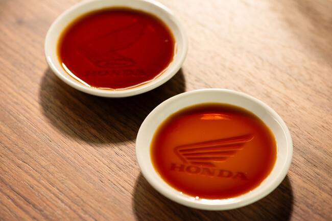 【ロゴが浮かび上がる！】HONDAのウイングマークしょうゆ皿が予約販売開始。（2024年3月～）