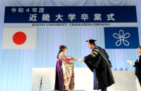 令和5年度近畿大学卒業式を挙行 スペシャルゲストによる卒業生へのメッセージ