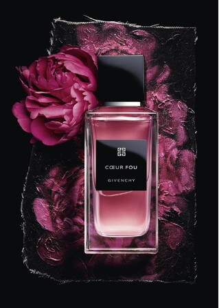 【ジバンシイ】ジバンシイのプレミアムフレグランスの新作は、愛を象徴する花であるローズを現代的に解釈。心を乱すほどに美しいダマスクローズが咲き誇る情熱的な香りが新登場！