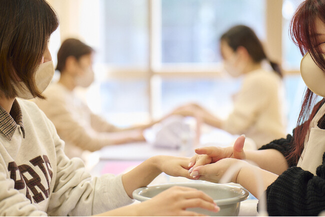 女性史月間に母子生活支援施設で働く職員たちをハンドマッサージで支援