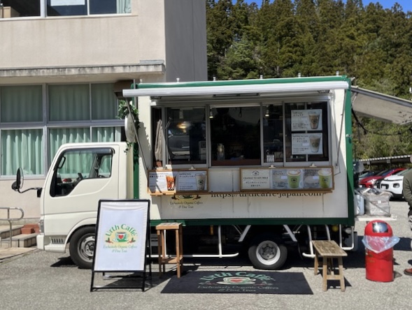 「アースカフェ」が石川県珠洲市にて避難者を対象にオーガニックコーヒーとクッキーを提供