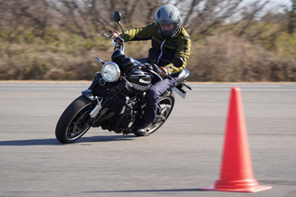 速度と路面によって変化!二輪車の制動や旋回の特性を検証