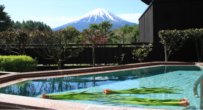 間近で富士山の眺望を楽しむ日帰り温泉施設「富士眺望の湯ゆらり」で風呂の日イベント開催！4/26は「菖蒲の湯」で邪気払い