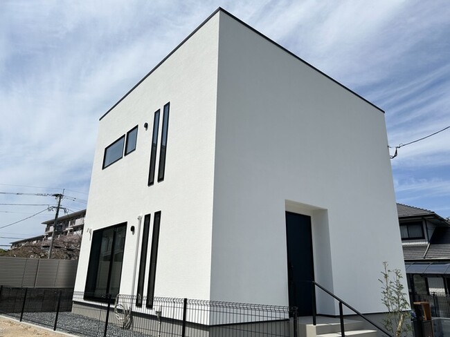 シンプルモダンな 白い床 白い壁 の「四角い家」できました!