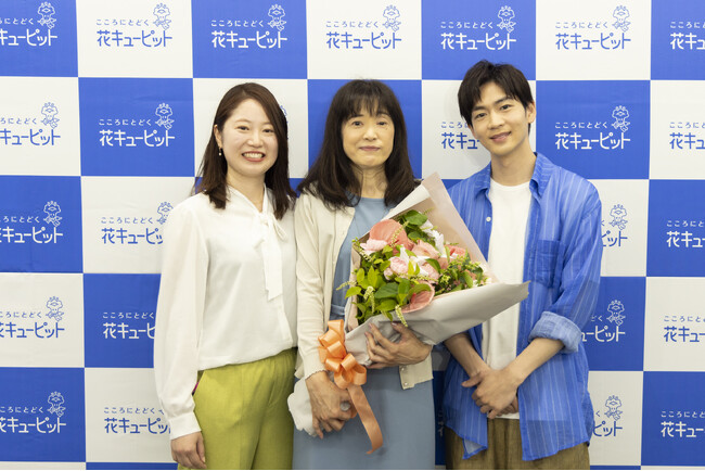 松下洸平さんからお花をお渡し 当選者親子で感動花キューピット母の日特別キャンペーン