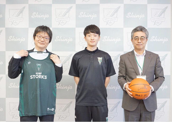 神戸ストークスの藤原選手が本学を表敬訪問 ~ スポーツ栄養学を学ぶ学生との交流も実施 ~