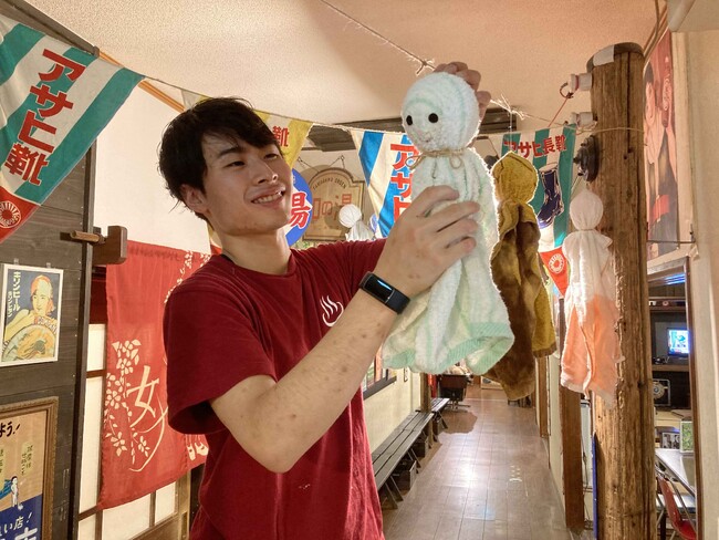 昭和レトロな温泉銭湯 玉川温泉、梅雨入りに合わせて「忘れ物タオルのてるてる坊主」を飾ります