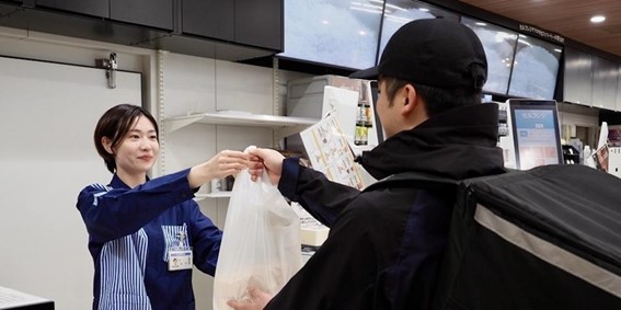 Uber Eatsとローソンがサービス拡大に向け提携強化