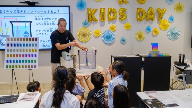 光り輝く世界に1本だけの定規!兼松、チタン発色ワークショップを「KG KIDS DAY 2024」で開催