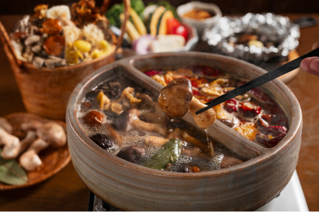 【裏の山の木の子】10月15日は\きのこの日/。希少な「松きのこ」を主役にしたヘルシー火鍋コース開始