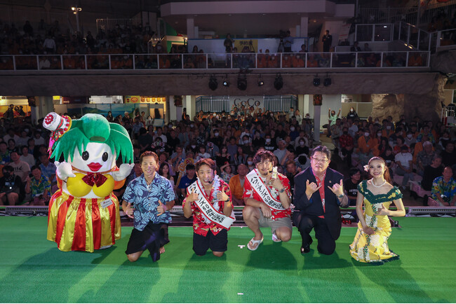 “ハワイアンズ還暦祭”スタートセレモニー応援大使の「アルコ&ピース」が、フラガールらとお祝い!