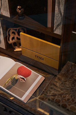 フェンディ、ミラノの書店とニューススタンドをジャック!