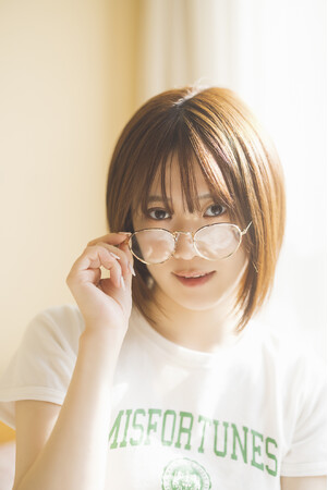 予約開始から話題沸騰! 夏吉ゆうこ初の写真集の新たな先行カットが解禁!!