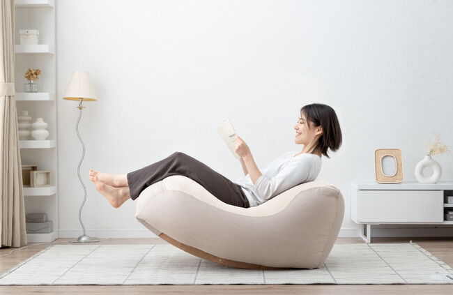 極小ビーズに包まれてゆらゆらリラックス!ロッキング機能付きの『揺れるビーズクッション』発売