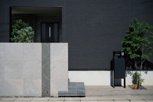 最大5つの荷物を受け取り可能 ポスト一体型宅配ボックス「コンボマルチ」を発売