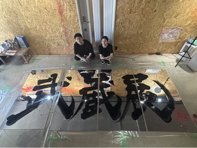 大阪・関西万博で、道ゆく人を圧倒した“武蔵展”の大看板を制作した書家・岡西佑奈さん