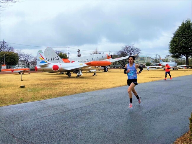 【異例】飛行機の横を疾走!自衛隊基地の中を走る入間市独自のクロカン