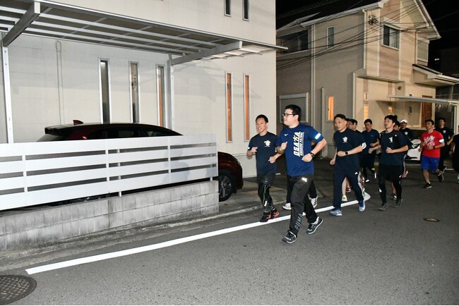 市長も走る、夜のまち。 拍子木の音と、走る足音。