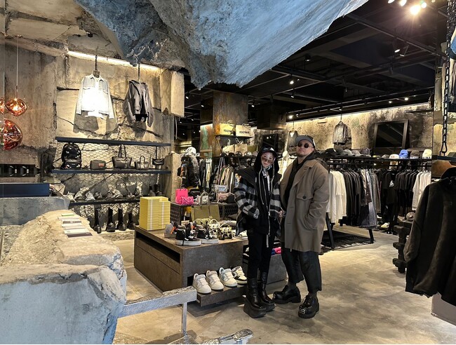 AYURAが運営する「AYIN(アイン)」大阪・アメリカ村に新店。服とアートが融合した空間。