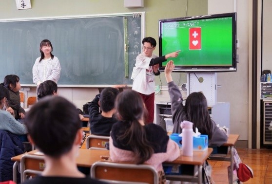 【ソーシャルワーカーを目指す学生が先生に!】近隣の小学校、中学校でヘルプマークを啓発!