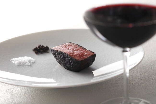 炭火と薪火、2つの炎が肉を極める。1か月だけのグリル堪能メニューが誕生!