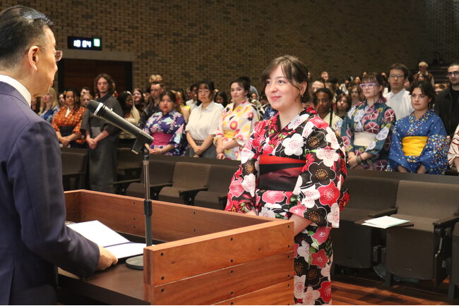 【関西外国語大学】32カ国・地域からの留学生451人の修了式を挙行し、履修証書を授与しました