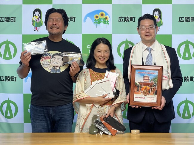 奈良県広陵町の“日本一の靴下”が、ネパールから世界へつながる平和教材に